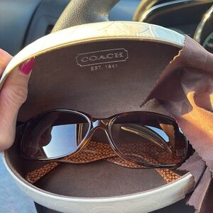 Coach sunglasses with case and lenses cloth